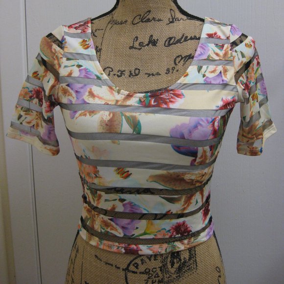 Guess Tops - NWT Guess floral crop top XS extra small
